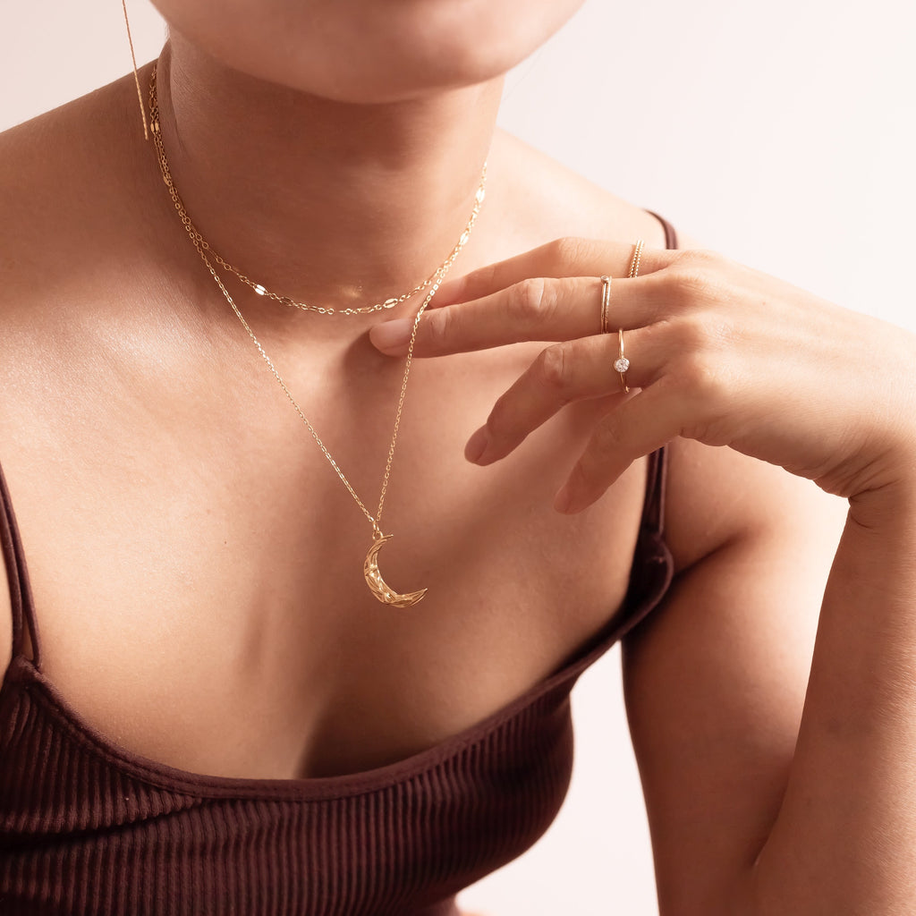 Shiny effect Gold Choker Necklace on female body